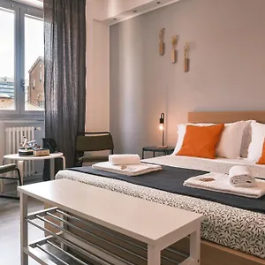Konukevi 71, Milano
